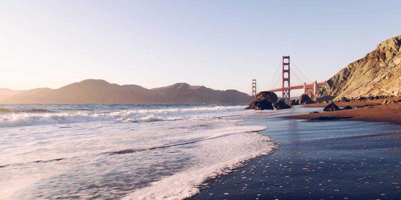 冷链包装新解：如何为敏感肌选择安全的冷敷冰袋材质与包裹技巧